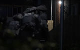 Politie valt een woning in Meppel binnen met explosieven Beeld: Youtube