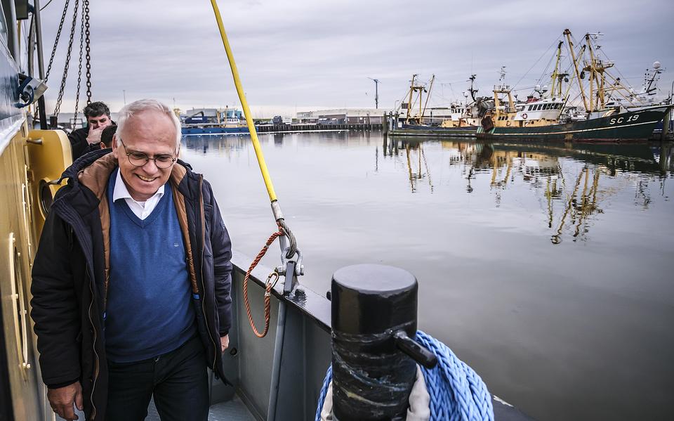 Minister Adema op een garnalenkotter in Lauwersoog. 