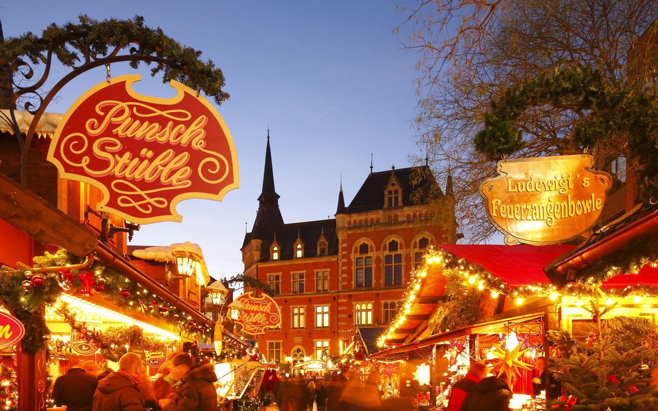 De kerstmarkt in Oldenburg is ook in trek bij de Oost-Groninger senioren.