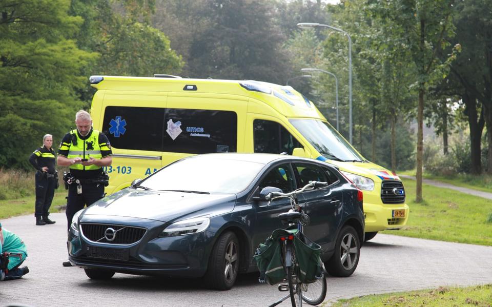 Fietser gewond geraakt na botsing met personenauto in Vries. Vrouw is met een ambulance naar het UMCG gebracht. Fietser gewond geraakt na botsing met personenauto in Vries. Vrouw is met een ambulance naar het UMCG gebracht.