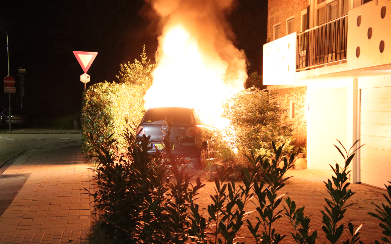 Aan de Dennenweg in Assen brandde in de nacht van zondag op maandag een auto uit.