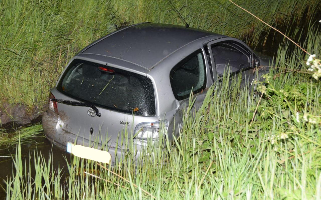 Auto belandt in sloot langs N355 bij Grijpskerk - Dagblad van het Noorden