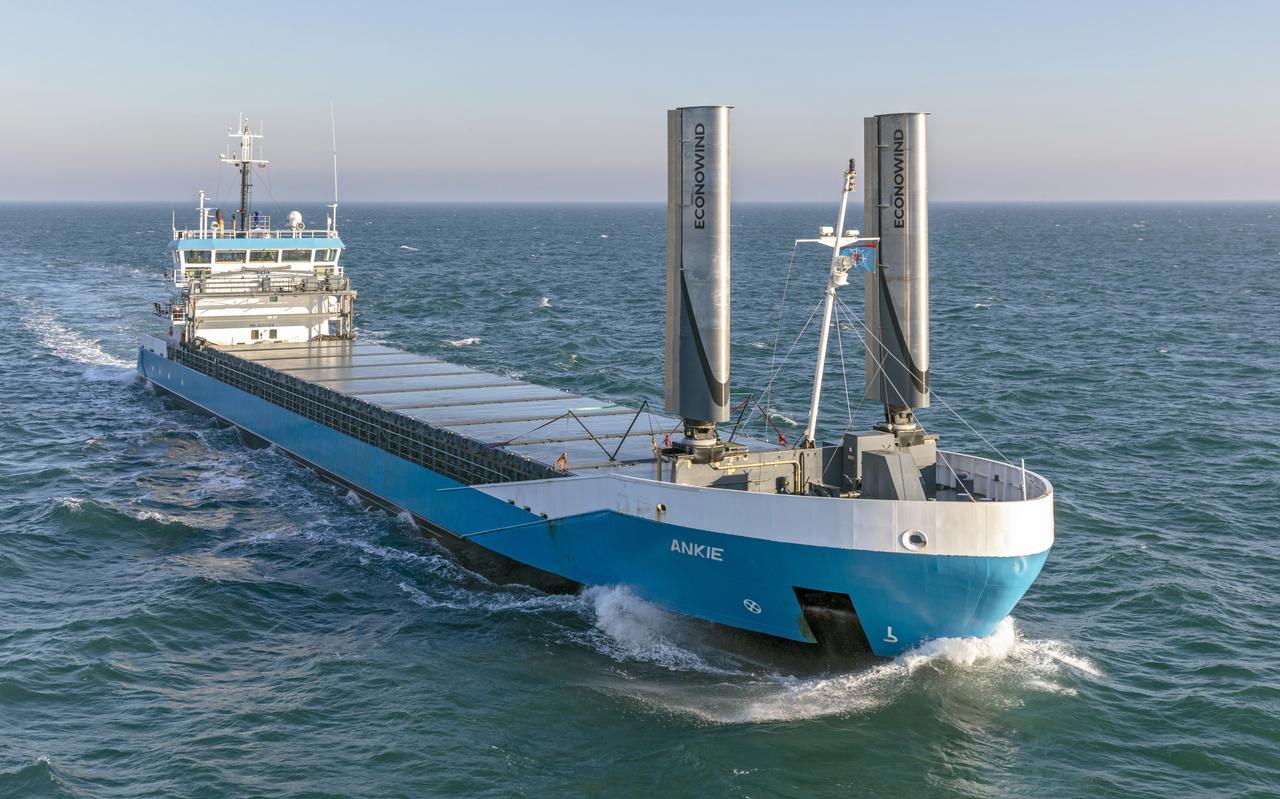 De Ankie met de vleugels omhoog op volle zee. De Ankie met de vleugels omhoog op volle zee.