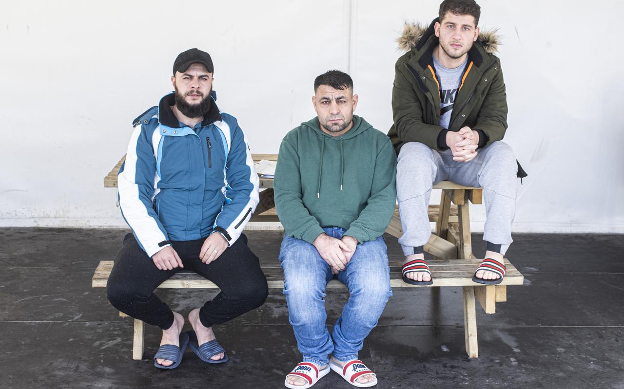 In de Eurohal in Zuidbroek zitten Syriërs Abdo Al Abrahim, Mohamed Al Bakri en Omar Selim in de noodopvang. Hun families zijn getroffen door de aardbeving, maar ze kunnen niet naar ze toe. ,,Als ik hun niet hiernaartoe kan halen, geef me dan de mogelijkheid om te reizen." In de Eurohal in Zuidbroek zitten Syriërs Abdo Al Abrahim, Mohamed Al Bakri en Omar Selim in de noodopvang. Hun families zijn getroffen door de aardbeving, maar ze kunnen niet naar ze toe. ,,Als ik hun niet hiernaartoe kan halen, geef me dan de mogelijkheid om te reizen."