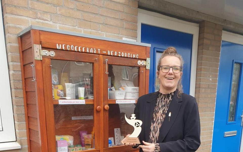 Esther Smid neemt de circulaire Kringlogo bokaal van resthout in ontvangst.