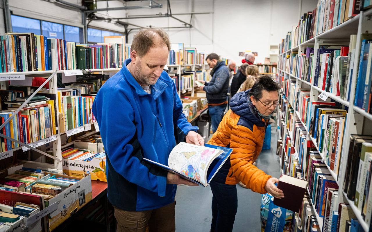Arjan Gent zoekt wat moois uit op de Roder Boekenmarkt.