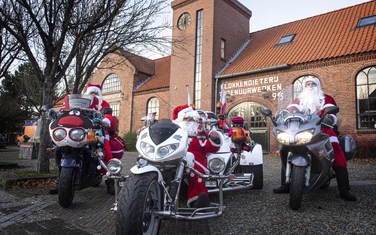 Kerstmannen Harry, Willem en Bruno (v.l.n.r.) toeren op hun versierde motoren door de de provincie om geld in te zamelen voor kinderziekenhuis Prinses Maxima Centrum in Utrecht. 