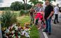 Vrienden en familie leggen bloemen om het ongeval dat een jaar geleden in Finsterwolde plaatsvond te herdenken. 