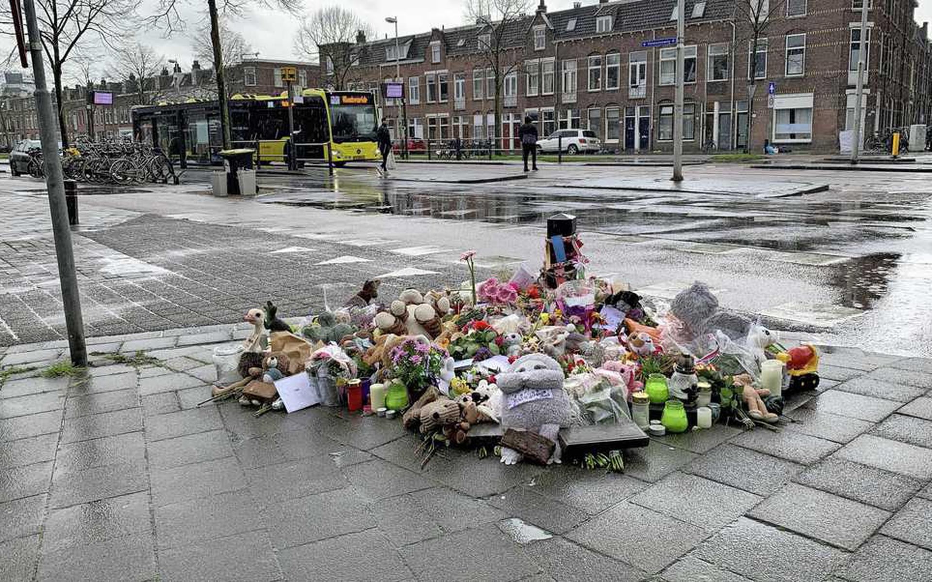 Bloemen op de plek in Utrecht waar vorige week een 7-jarig meisje verongelukte.