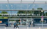 De entree van Groningen Airport Eelde.