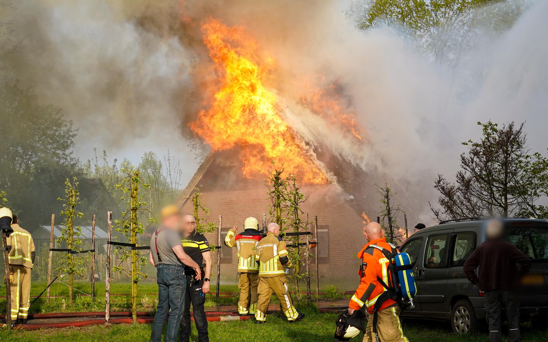 Brand in rieten dak woonboerderij Vledderveen.