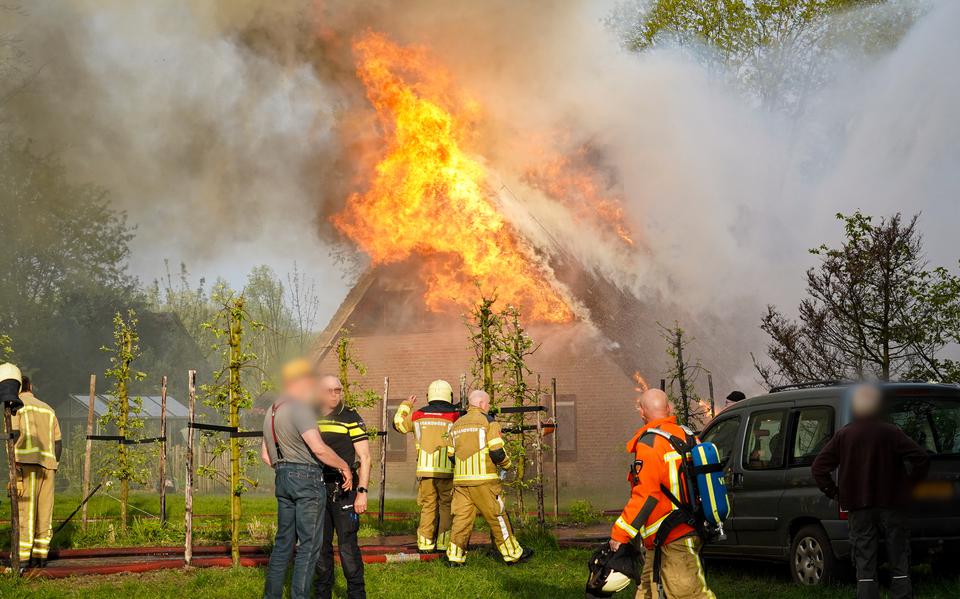 Brand in rieten dak woonboerderij Vledderveen.