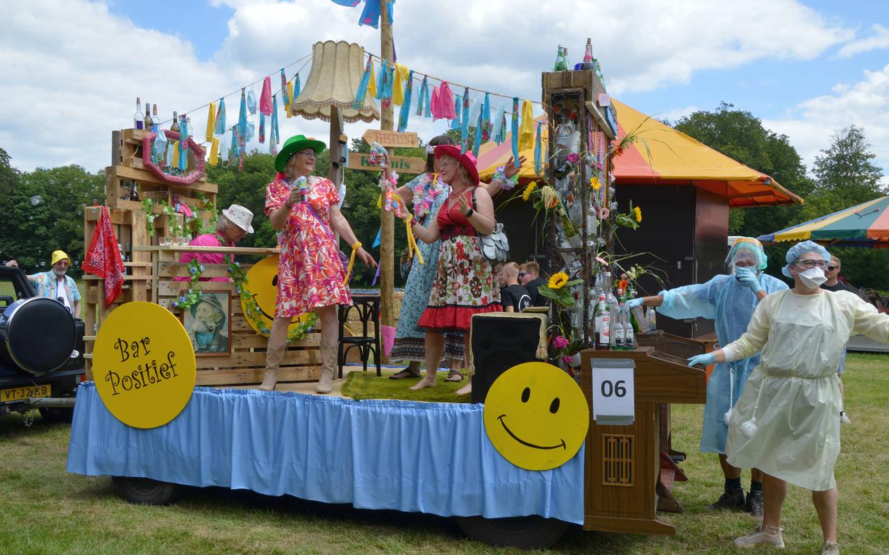 De wagen 'Bar Positief' , compleet met (drank)orgel en teststraat, won de optocht van versierde wagens in Echten. De wagen 'Bar Positief' , compleet met (drank)orgel en teststraat, won de optocht van versierde wagens in Echten.