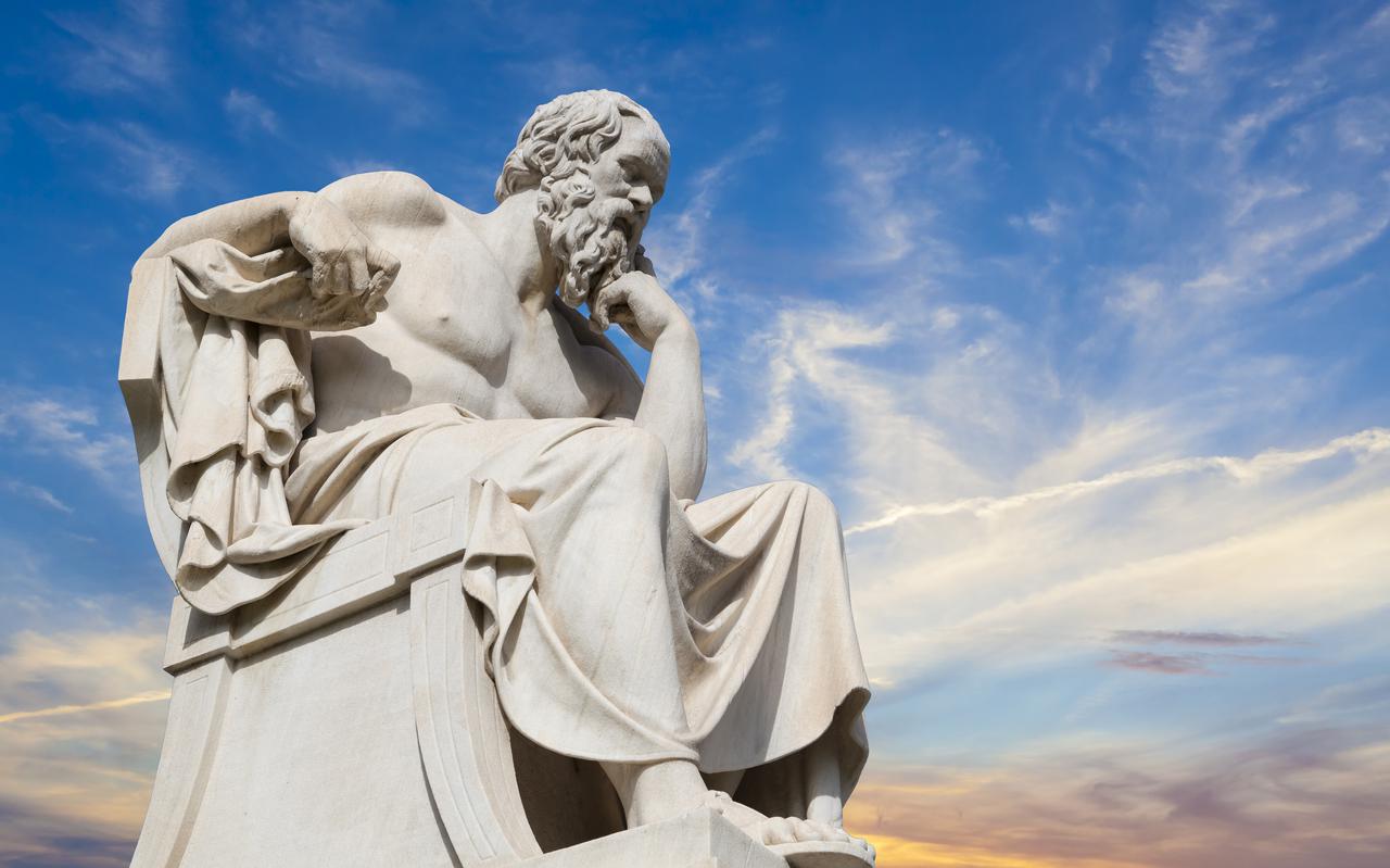 Het standbeeld van de filosoof Socrates in Athene.