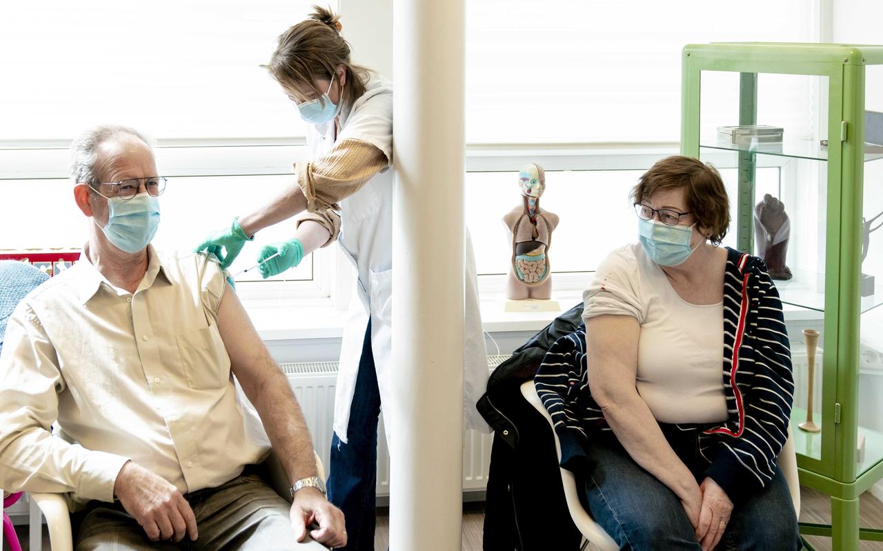 Een huisarts vaccineert patiënten tussen de 60 en 65 jaar. ANP SANDER KONING Een huisarts vaccineert patiënten tussen de 60 en 65 jaar. ANP SANDER KONING