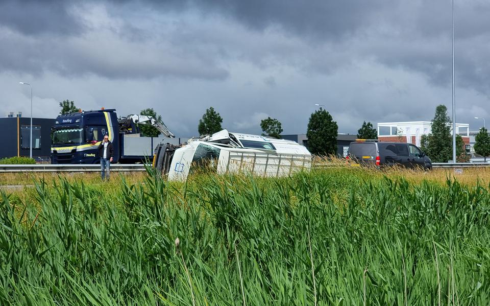 Een gewonde bij botsing tussen meerdere autos op N7 bij Groningen, bestelbusje op zijkant in de berm terechtgekomen.