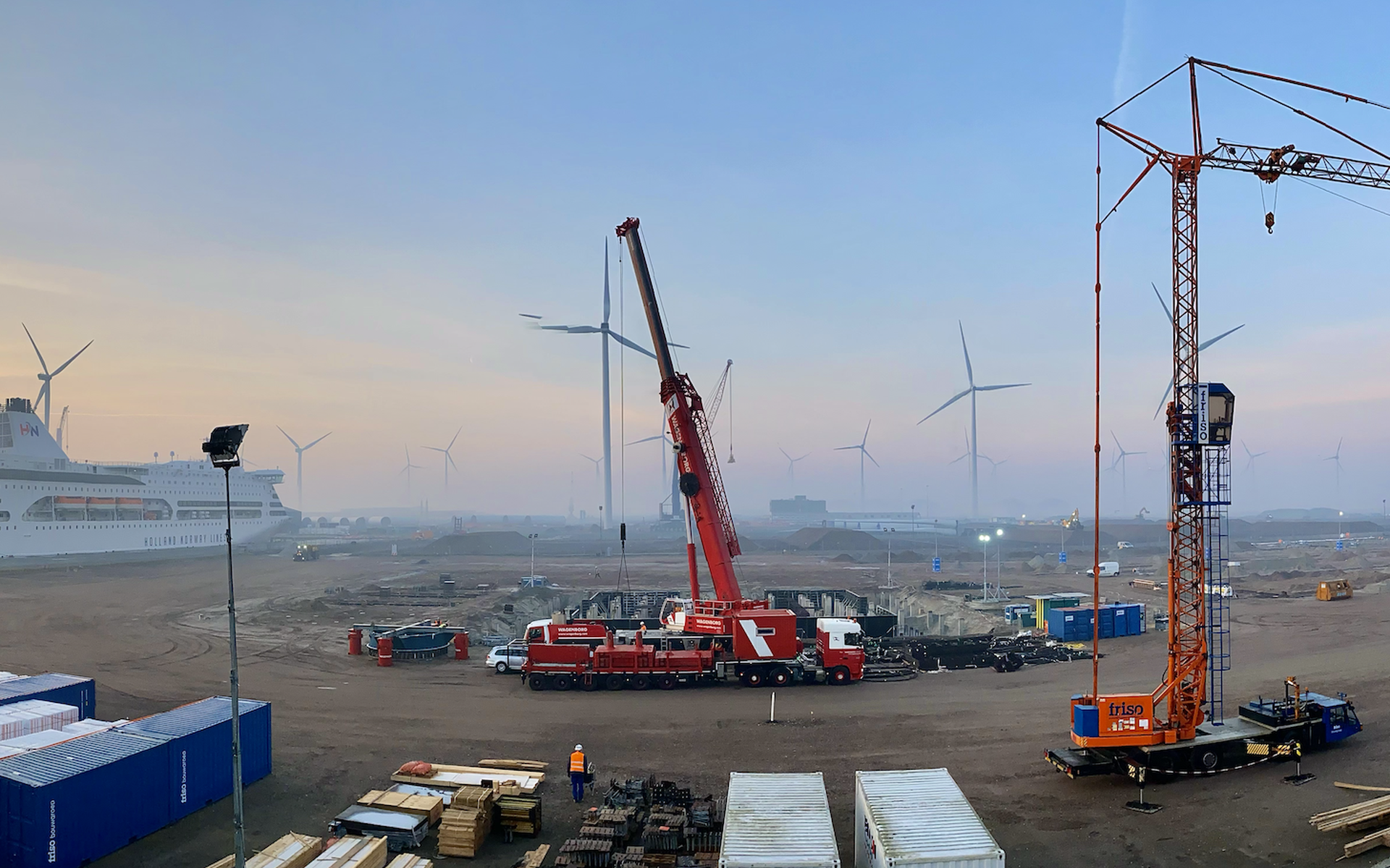 In de Beatrixhaven in de Eemshaven is de bouw begonnen van een nieuwe fabriek voor het bedrijf TKF, waar vanaf volgend jaar kabels worden gemaakt voor windturbines op zee. 