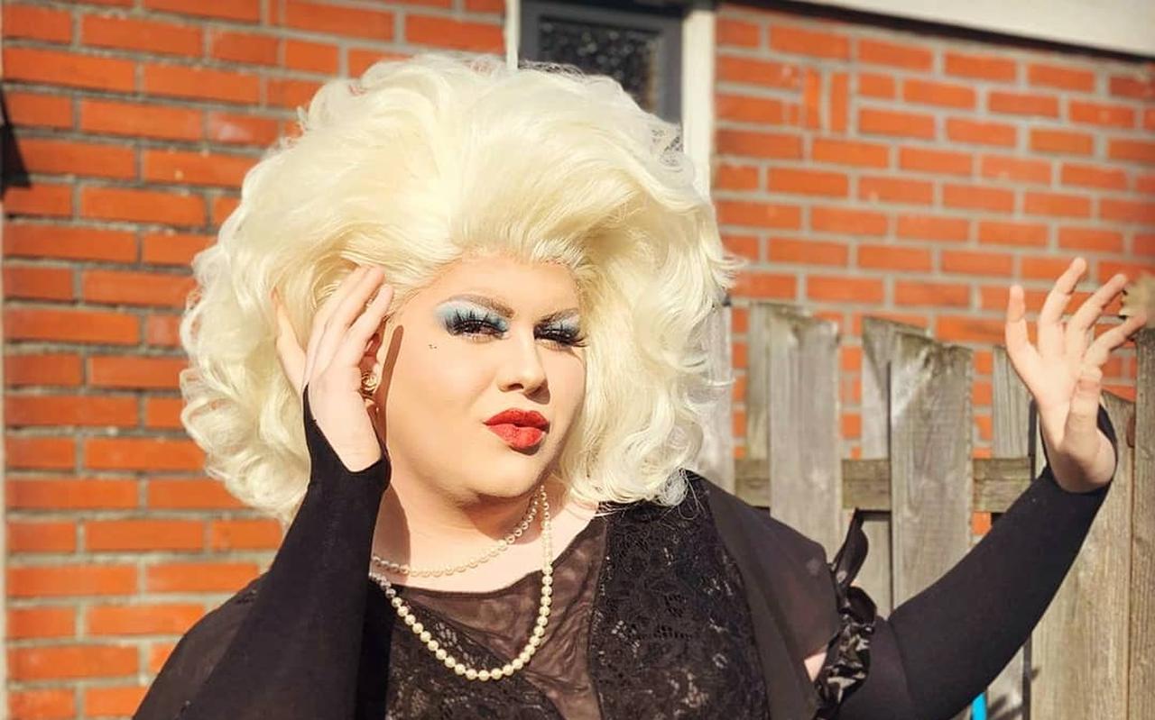 Mike van de Pont (17) uit Appingedam is Miss Junior Drag 2021: 'Ik denk dat ik een van de weinige dragqueens ben in mijn regio' Mike van de Pont (17) uit Appingedam is Miss Junior Drag 2021: 'Ik denk dat ik een van de weinige dragqueens ben in mijn regio'