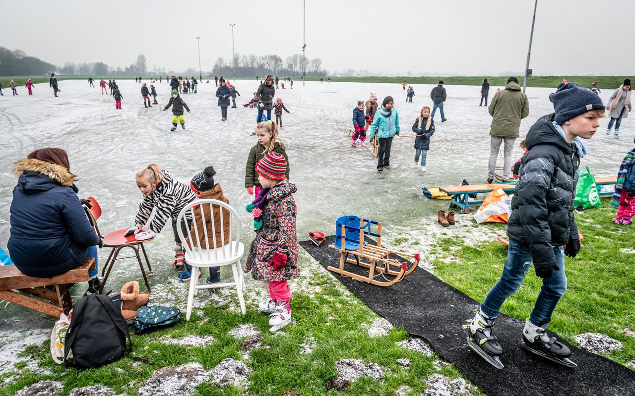 Kinderen van de basisschool schaatsen op de ijsbaan van Zuidwolde. Kinderen van de basisschool schaatsen op de ijsbaan van Zuidwolde.