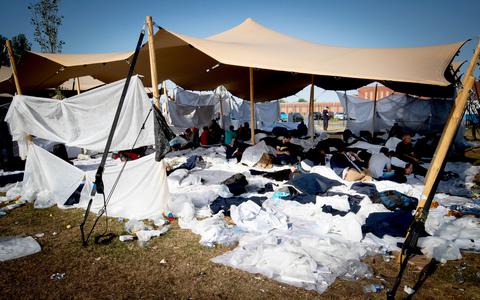 Op het terrein voor het asielcentrum in Ter Apel verblijven elke dag asielzoekers