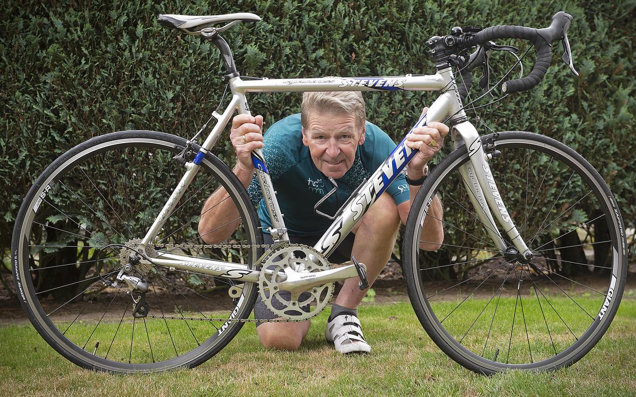 Gerard Kuiper (75) uit Odoorn heeft bijna 850 duizend kilometer afgelegd op zijn racefiets. Hij hoopt de één miljoen te halen. Gerard Kuiper (75) uit Odoorn heeft bijna 850 duizend kilometer afgelegd op zijn racefiets. Hij hoopt de één miljoen te halen.