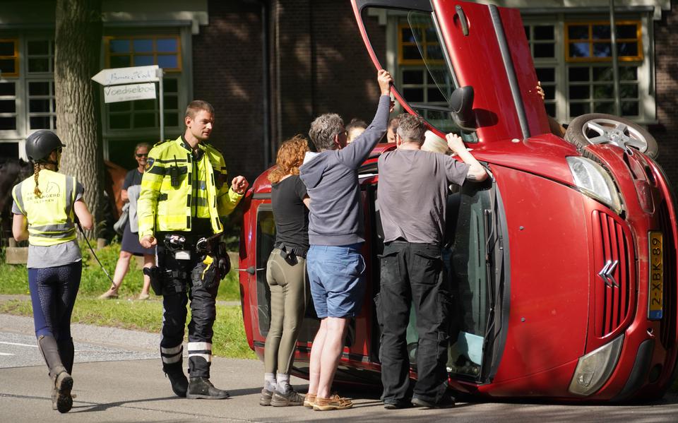 Twee auto’s slaan over de kop bij botsing A58 Tilburg, automobiliste gewond naar het ziekenhuis.