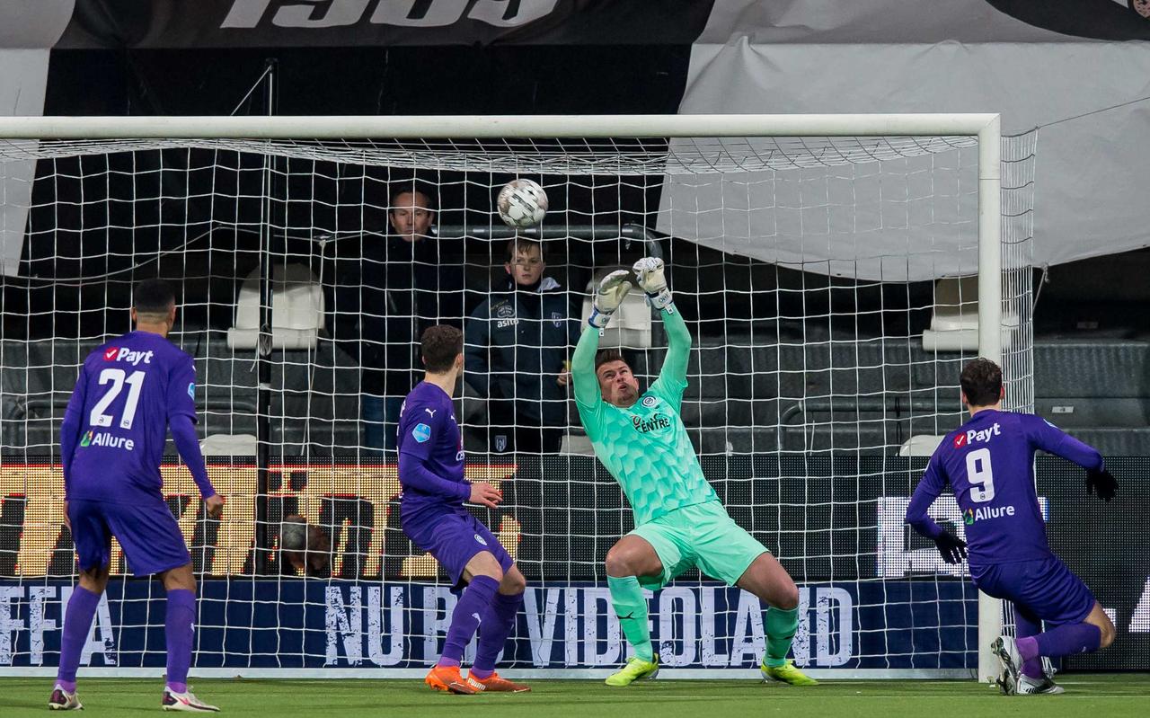 Sergio Padt verrichtte heel wat reddingen voor FC Groningen, maar kon ook niet voorkomen dat Heracles toch de roos trof. Sergio Padt verrichtte heel wat reddingen voor FC Groningen, maar kon ook niet voorkomen dat Heracles toch de roos trof.