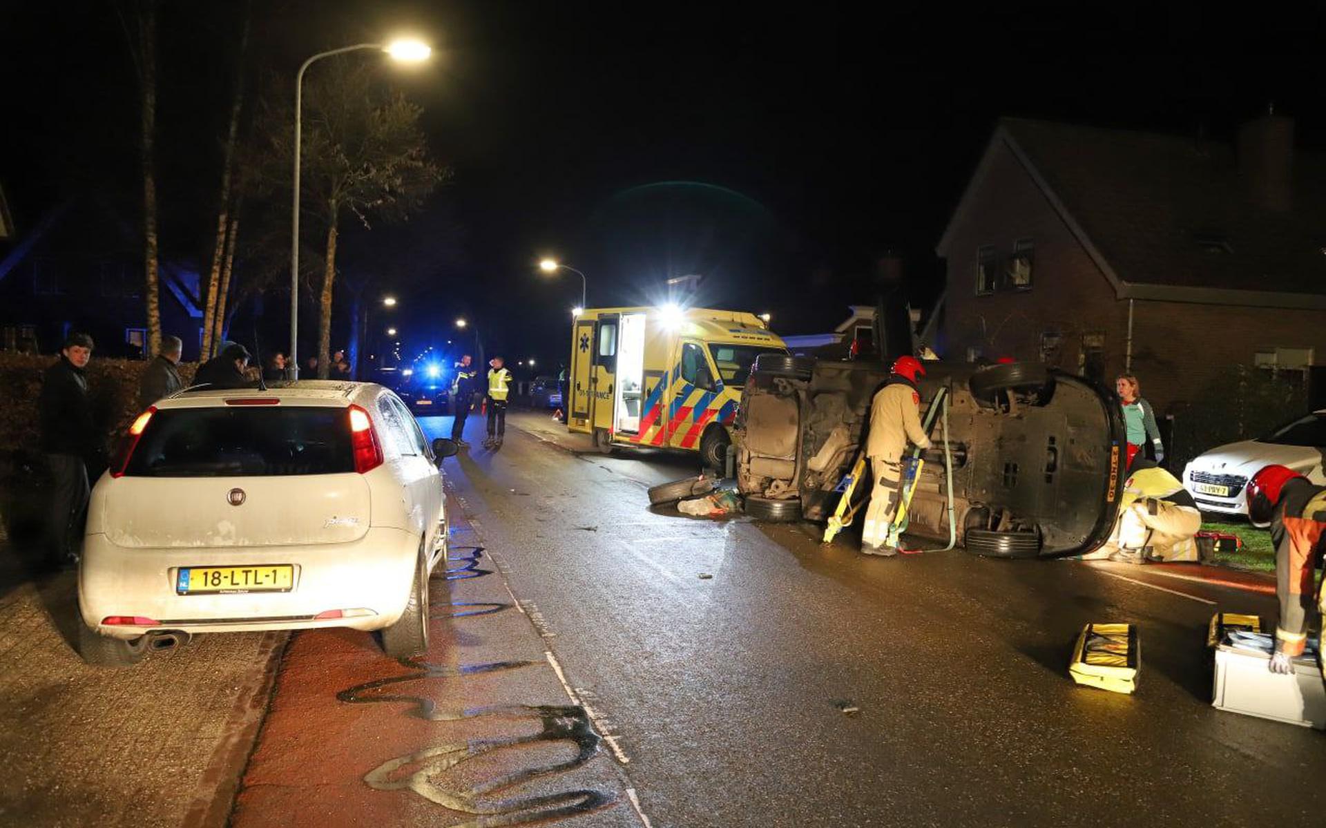 Een automobilist is donderdagavond met zijn voertuig op de zijkant beland op de Hoofdweg in Slochteren en is gewond geraakt. 