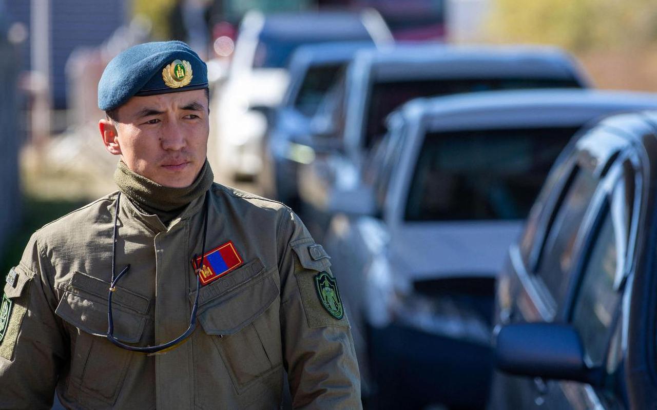 Een Mongoolse grenswacht controleert voertuigen die uit Rusland aankomen bij de Mongoolse grenscontrolepost. De grenzen met Kazachstan en Mongolië worden overspoeld door Russische staatsburgers, nadat Rusland een gedeeltelijke mobilisatie aankondigde. Een Mongoolse grenswacht controleert voertuigen die uit Rusland aankomen bij de Mongoolse grenscontrolepost. De grenzen met Kazachstan en Mongolië worden overspoeld door Russische staatsburgers, nadat Rusland een gedeeltelijke mobilisatie aankondigde.