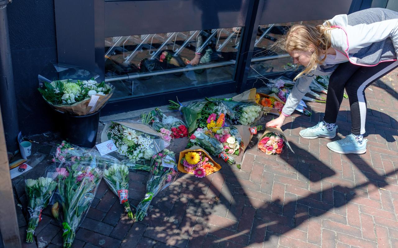 Bij de Albert Heijn in Hoogkerk worden bloemen neergelegd ter nagedachtenis aan Dinant. Bij de Albert Heijn in Hoogkerk worden bloemen neergelegd ter nagedachtenis aan Dinant.