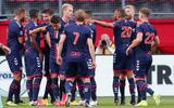 De spelers van FC Emmen vieren de 1-0 tegen FC Twente. De oefenwedstrijd eindigde in 1-1.