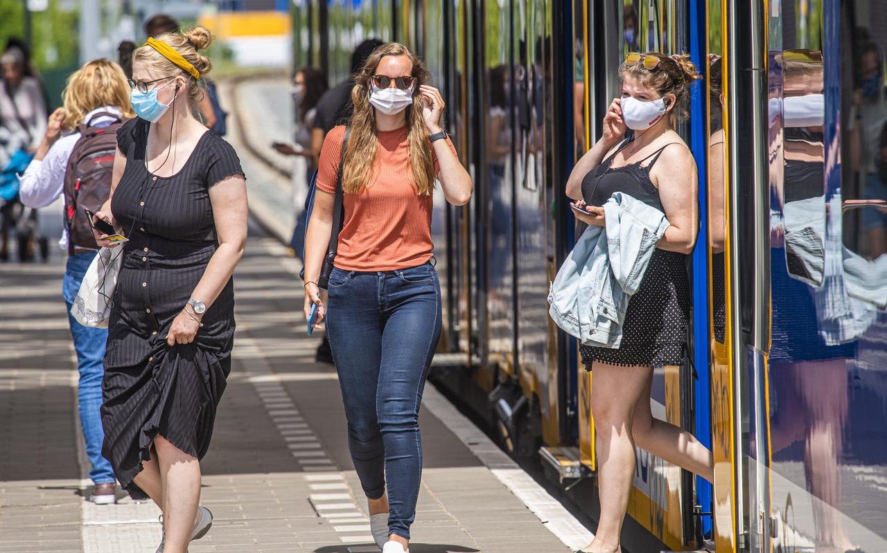 Veel jongvolwassenen houden zich juist goed aan maatregelen zoals het mondkapje. Veel jongvolwassenen houden zich juist goed aan maatregelen zoals het mondkapje.