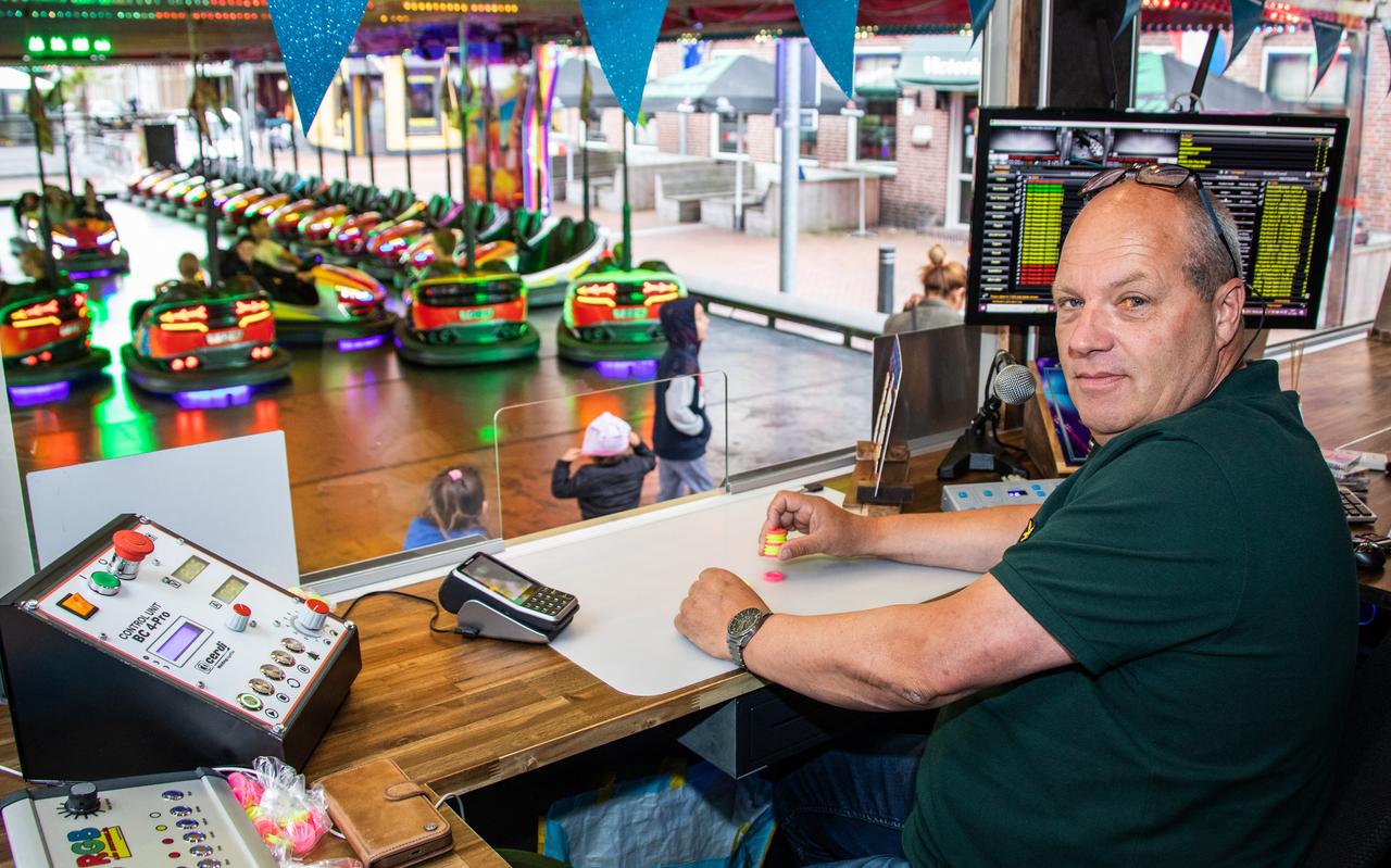 Martin Speelman bij zijn botsauto's op het Marktplein in Winschoten. Martin Speelman bij zijn botsauto's op het Marktplein in Winschoten.