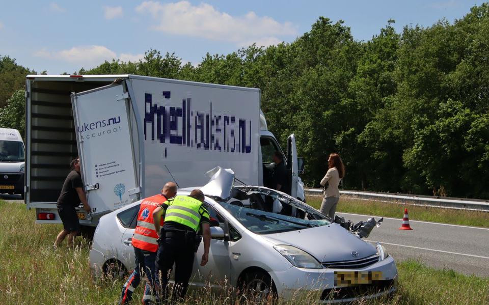Persoon naar ziekenhuis gebracht na botsing tussen twee personenautos en bedrijfswagen op A28 tussen Assen en Groningen.