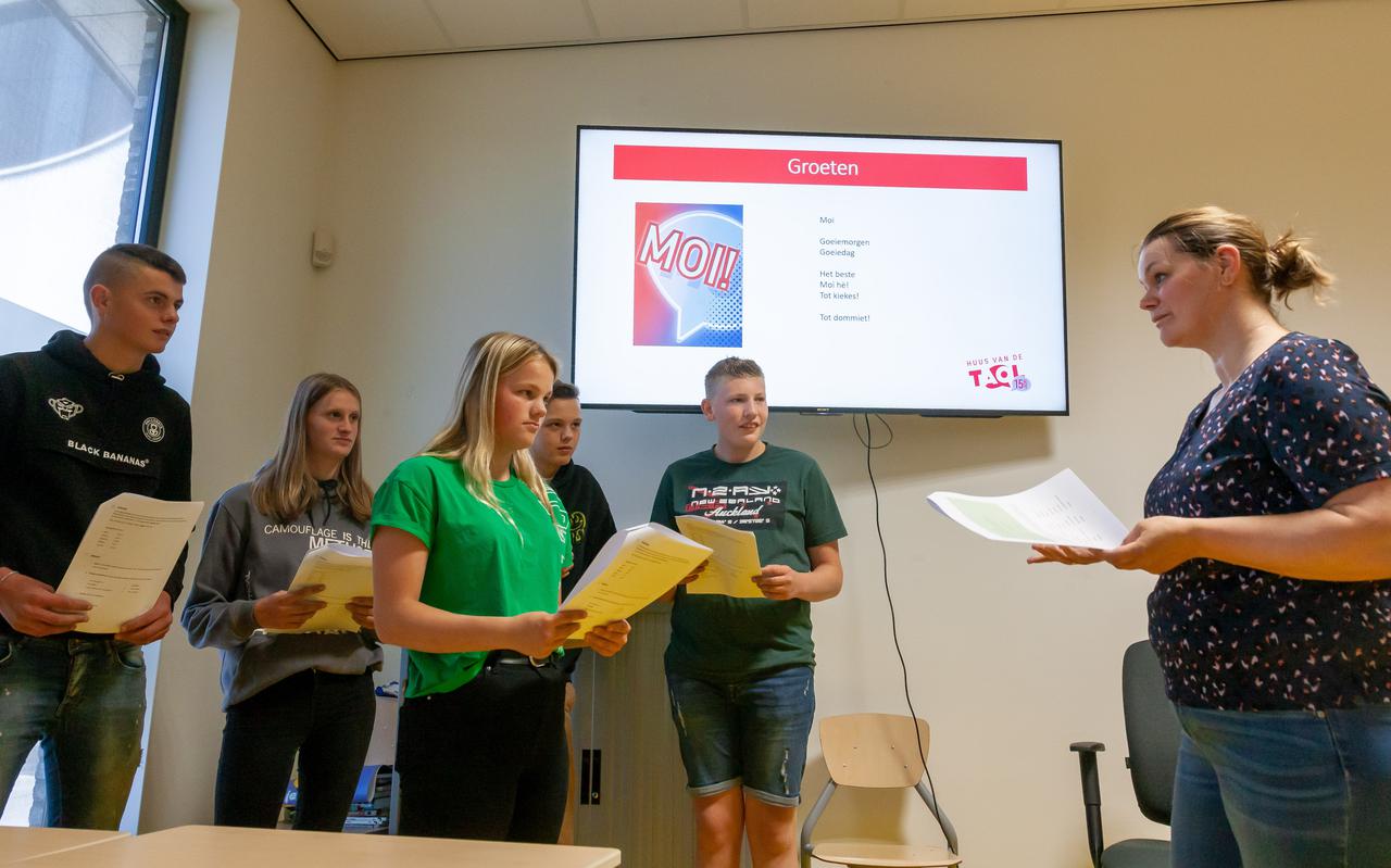 Arja Olthof geeft Drentse les aan onder andere Keira (groene shirt) op het Roelof van Echtencollege in Hoogeveen.