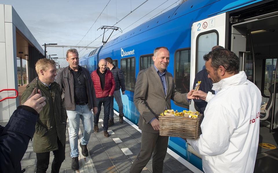 Bij de opening van het nieuwe stukje spoor bij station Emmen-zuid in april vorig jaar werden paaseitjes aan reizigers uitgedeeld. 