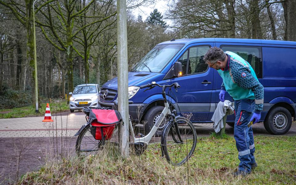 Een rolstoelbus en een fietser zijn zaterdagmiddag tegen elkaar gebotst op de kruising Lonerstraat met het Amelterhout. 