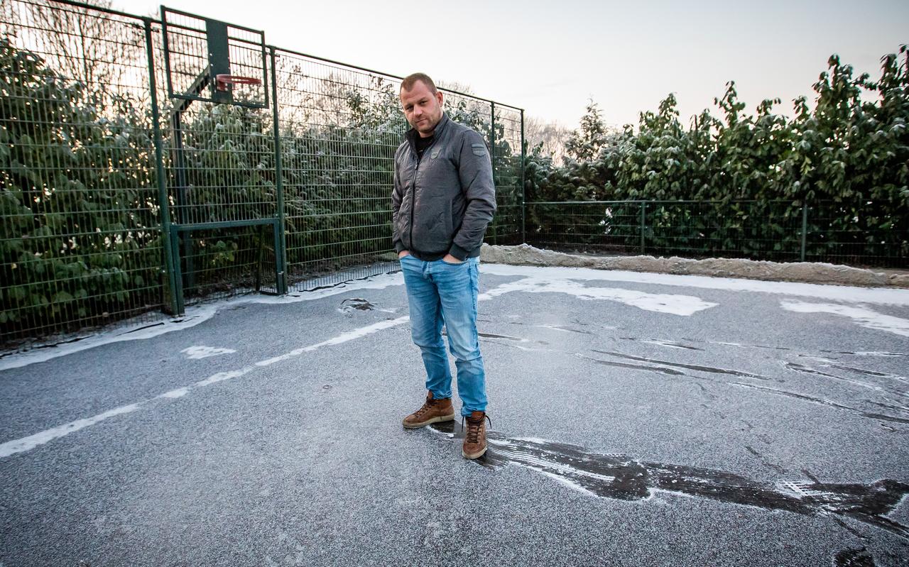 Martin Geerdsema, voorzitter van ijsvereniging De Punt, bij de voetbalkooi annex ijsbaan in Drieborg. Martin Geerdsema, voorzitter van ijsvereniging De Punt, bij de voetbalkooi annex ijsbaan in Drieborg.