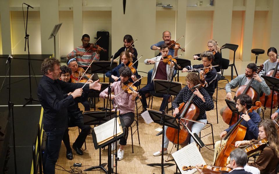 Johannes Leertouwer en zijn orkest zijn bezig met 'klinkend onderzoek' naar de muziek van Johannes Brahms. 