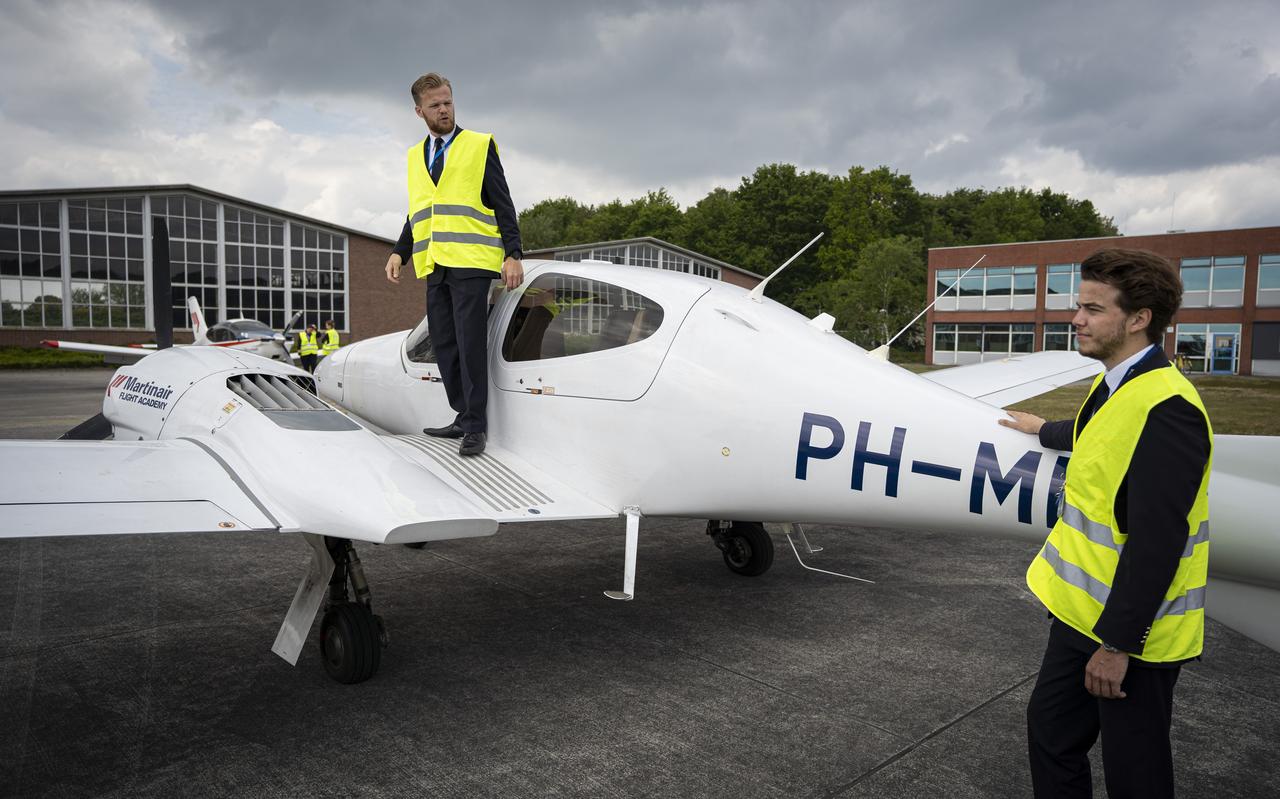 Studenten bij één van de vijftien lesvliegtuigen van KLM Flight Academy. Studenten bij één van de vijftien lesvliegtuigen van KLM Flight Academy.