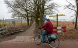 Een man rijdt het fietspad tussen schaapskooi Ruinen naar het Achterlandse Veen op. De komende weken is het pad afgesloten, Natuurmonumenten knapt het op. 