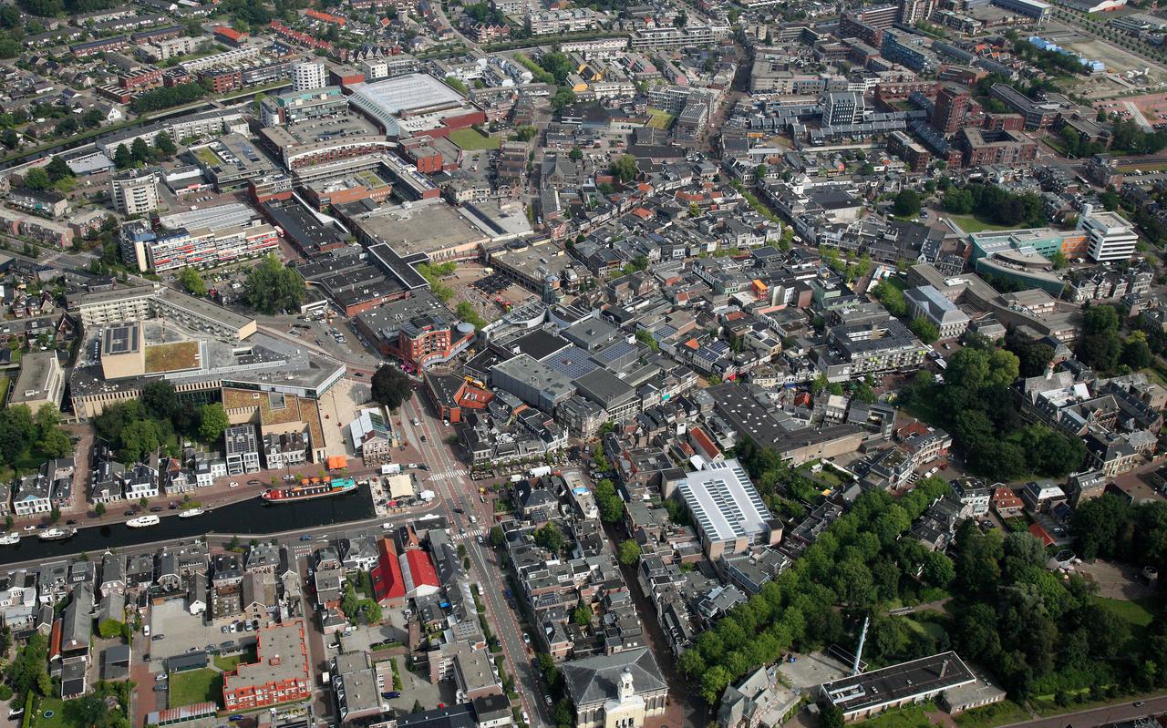 Het centrum van Assen met het stadshart Koopmanplein (midden). De winkelpassages Triade (boven) en Cité (rechtsboven)