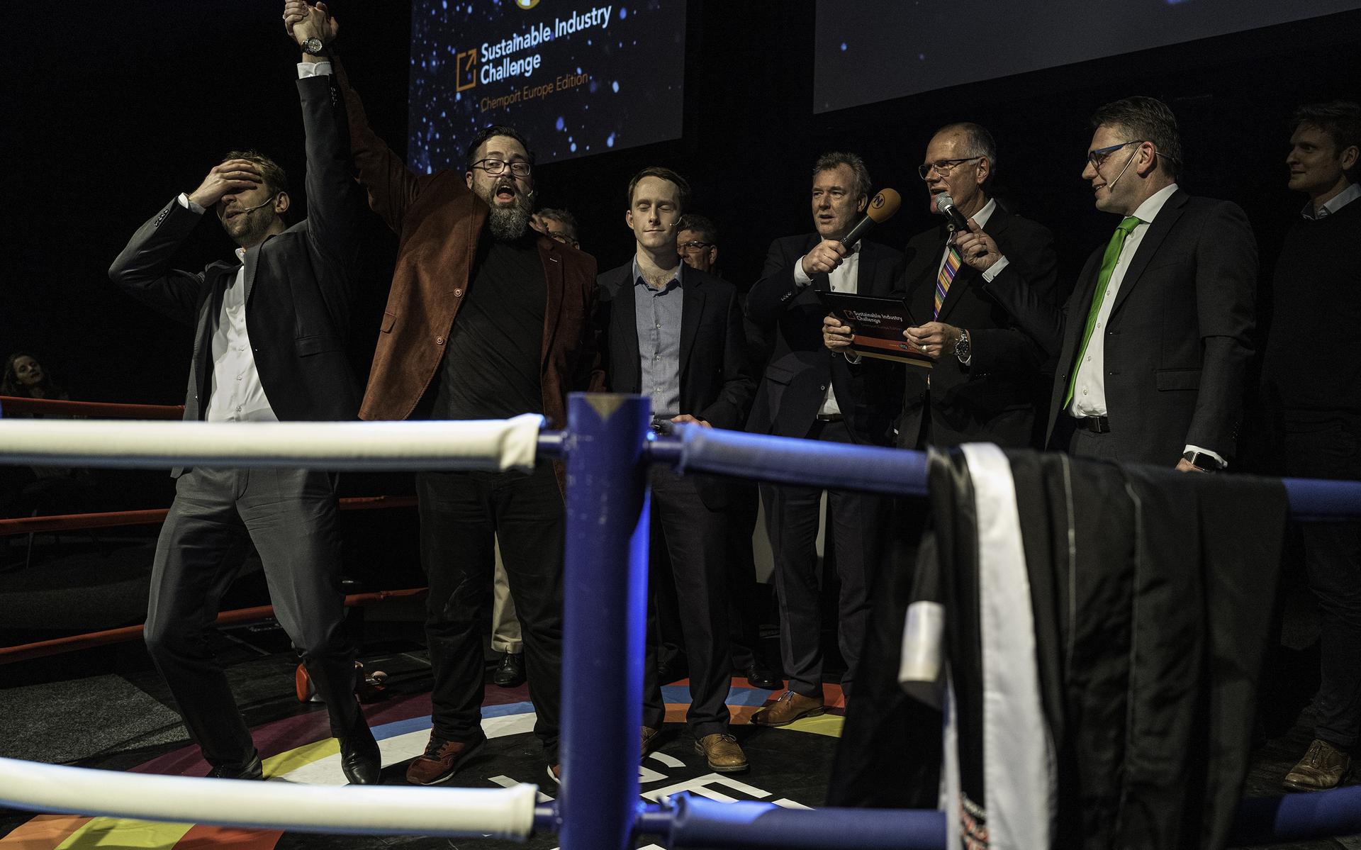 Tim Rademacker (links) van CFK is uitzinnig na het winnen van de Industry Challenge, derde van links de vertegenwoordiger van verliezend finalist, het Engelse Immaterial.