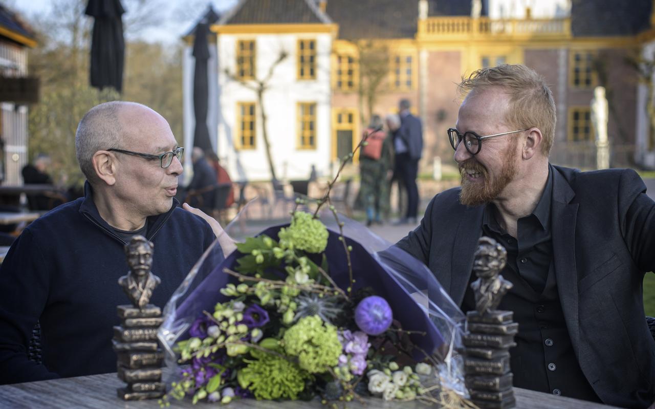 Martin Hillenga (links) en Erwin de Vries kregen vrijdagmiddag in Slochteren namens stichting 't Grunneger Bouk elk de K. ter Laanprijs (1000 euro en een beeldje gemaakt door Natasja Bennink uit Ezinge) uitgereikt. Hillenga werd de prijs in 2020 toegekend, maar die kon nu pas uitgereikt worden. De Vries won de Ter Laanprijs 2021. Martin Hillenga (links) en Erwin de Vries kregen vrijdagmiddag in Slochteren namens stichting 't Grunneger Bouk elk de K. ter Laanprijs (1000 euro en een beeldje gemaakt door Natasja Bennink uit Ezinge) uitgereikt. Hillenga werd de prijs in 2020 toegekend, maar die kon nu pas uitgereikt worden. De Vries won de Ter Laanprijs 2021.
