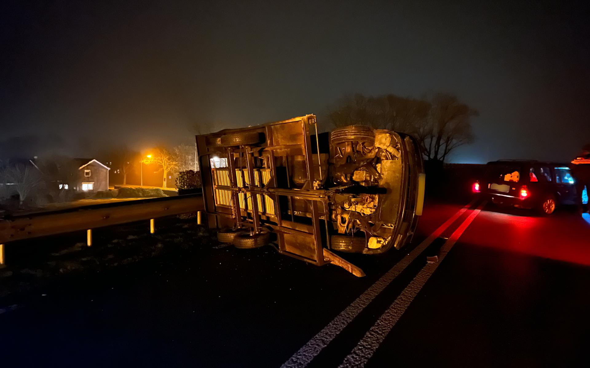 Op de Vierslagenweg (N853) bij Nieuw-Amsterdam ter hoogte van hectometerpaal 48,0 is de nacht van woensdag op donderdag rond 2.00 uur een eenzijdig ongeval gebeurd op het viaduct. 
