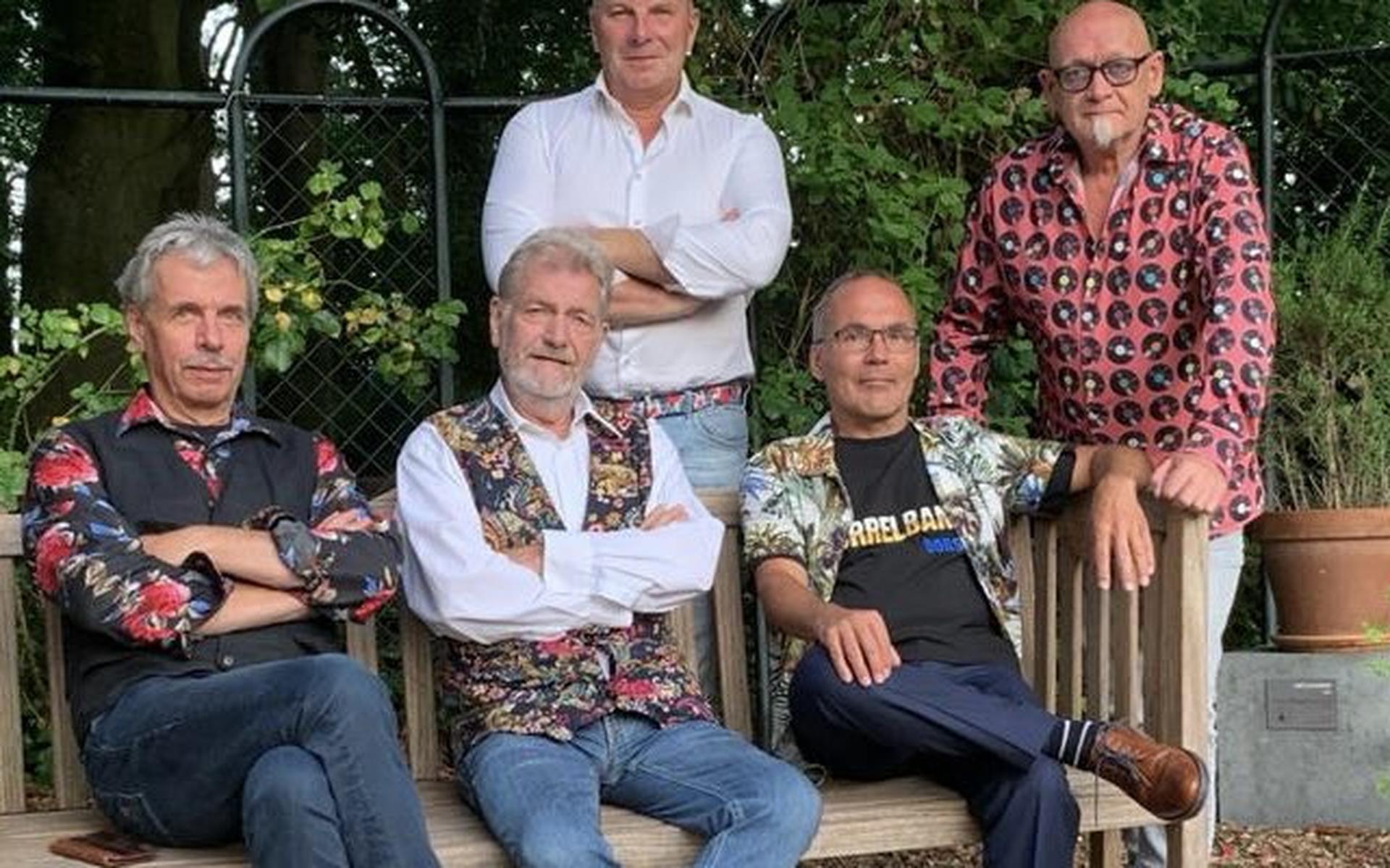De Borrelband treedt op in Kerk No. 11 in Valthermond. Vriendengroep uit Ter Apel speelt nummers uit