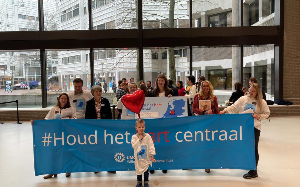 Onder het motto 'Houd het hart centraal' protesteren patiënten en het UMC Utrecht in de Tweede Kamer tegen het besluit de kinderhartchirurgie in Rotterdam en Groningen te concentreren. 