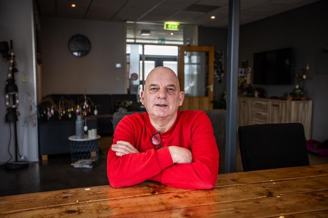 Henk (60) uit Nieuwe Pekela begint eigen woongroep voor zoon Bram (30): ‘Hij schept er graag over op