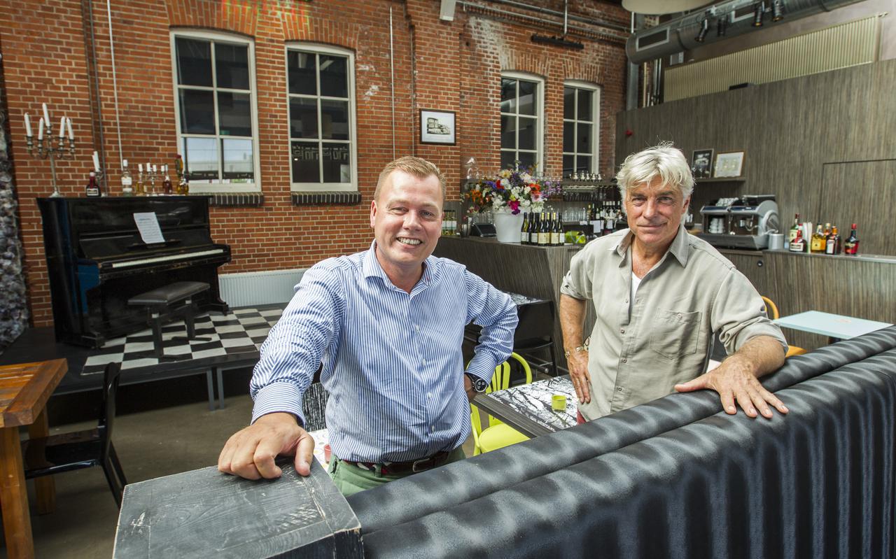 Wilbert van der Splinter (links) en Leo Janson sluiten het restaurantgedeelte van de Harbourclub.