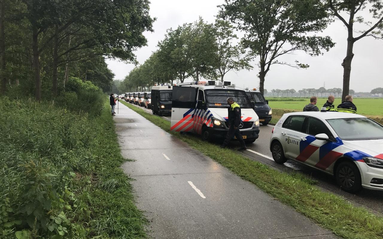 Een lang lint politiebusjes stond klaar om het erf van Henk Fikkert in Wijster op te rijden. Een lang lint politiebusjes stond klaar om het erf van Henk Fikkert in Wijster op te rijden.